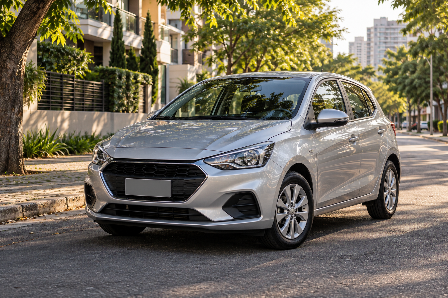 Carro compacto prata estacionado em rua arborizada